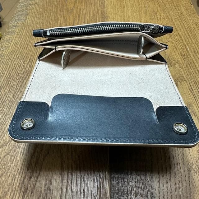 ミドルトラッカーウォレット 丘染め茶芯ブラック シルバー トラッカー