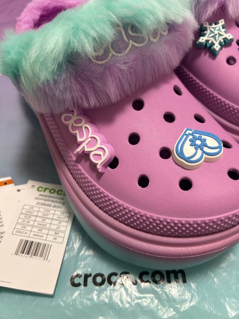 新品 23㎝ aespa×crocs クロックス　ファー　サンダル　エスパ クロックス」が韓国の4人組ガールズグループaespaとのコラボレーション