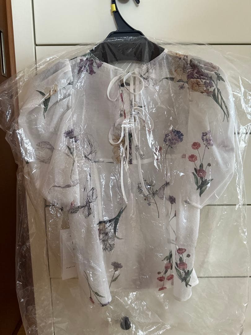 新品タグ付き】FRAY I.D ボタニカルプリントシアータックパフブラウス