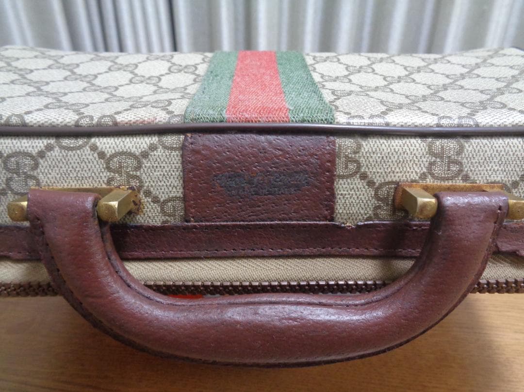 GUCCIケースolivetti lettera32タイプライターシェリーライン - メルカリ