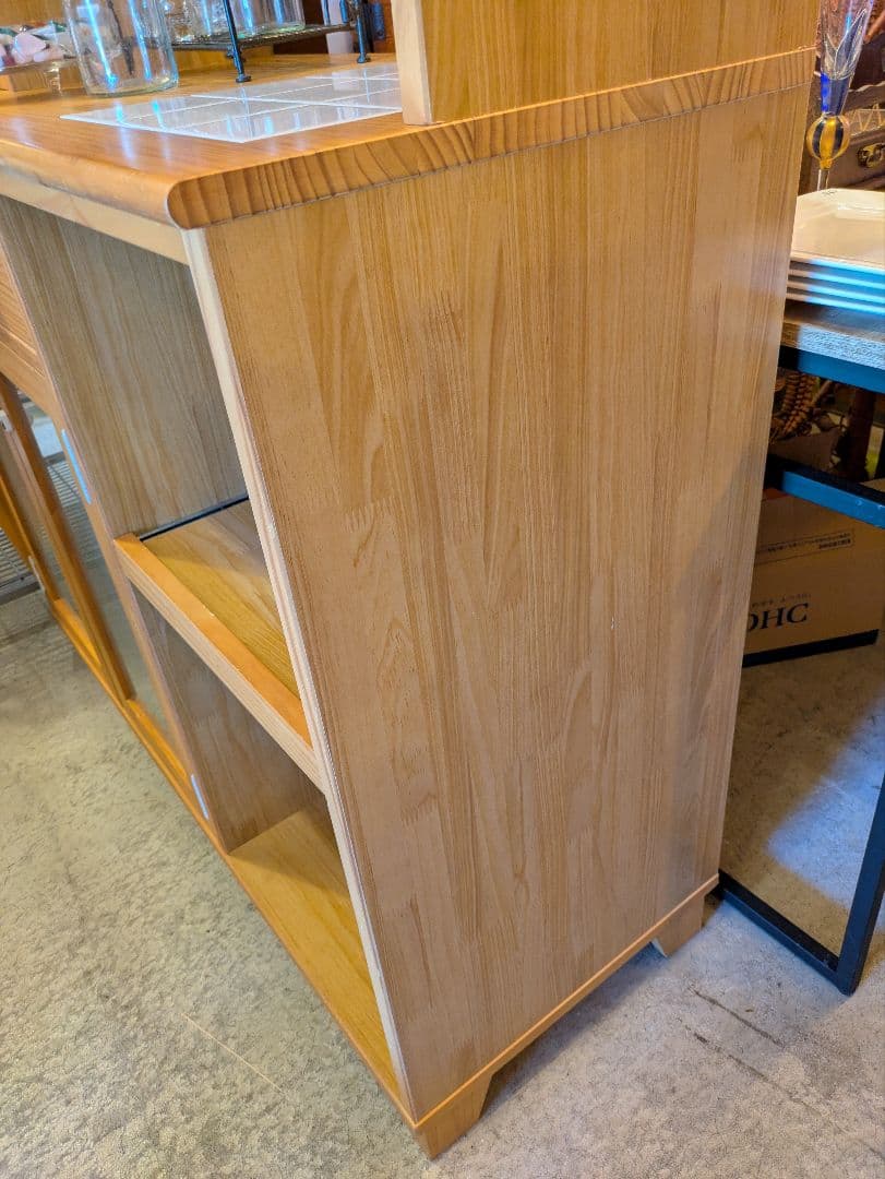 モモナチュラル 木製食器棚 ガラスドア付き タイル天板 廃盤品 - メルカリ