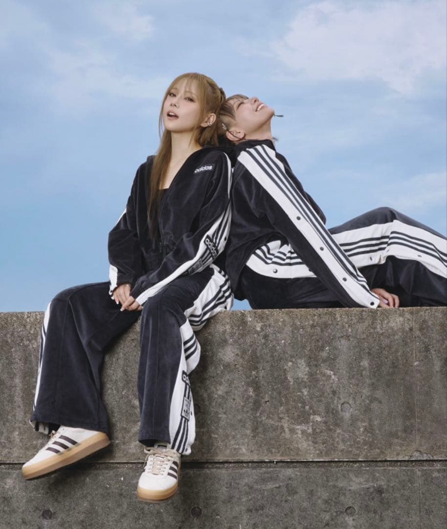 新品S⭐️当日⭐️adidas W ADIBREAK VELOUR TT 重盛さと美 - メルカリ