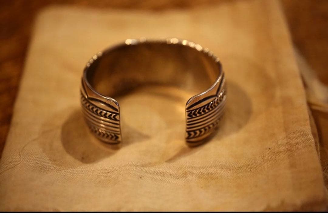 ナバホ Navajo CARSON.B作 シルバー バングル - メルカリ