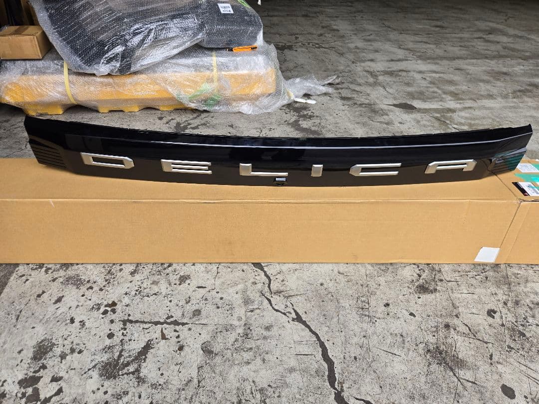 新車外し未使用、新型デリカD5純正リアガーニッシュ一体リアエンブレム