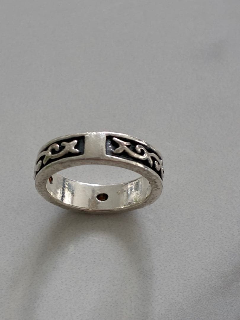 ALZUNI（アルズニ）」の唐草模様と赤い石がデザインされた950シルバー