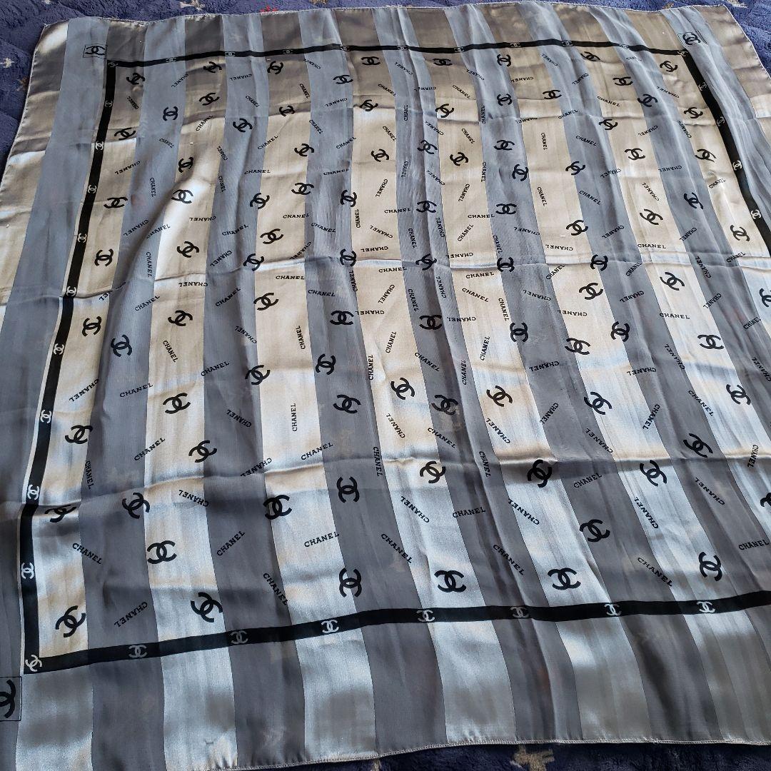 CHANEL シルクスカーフ グレー・シルバー CHANEL シャネル 平行四辺形 スカーフ ストール ココマーク シルク100