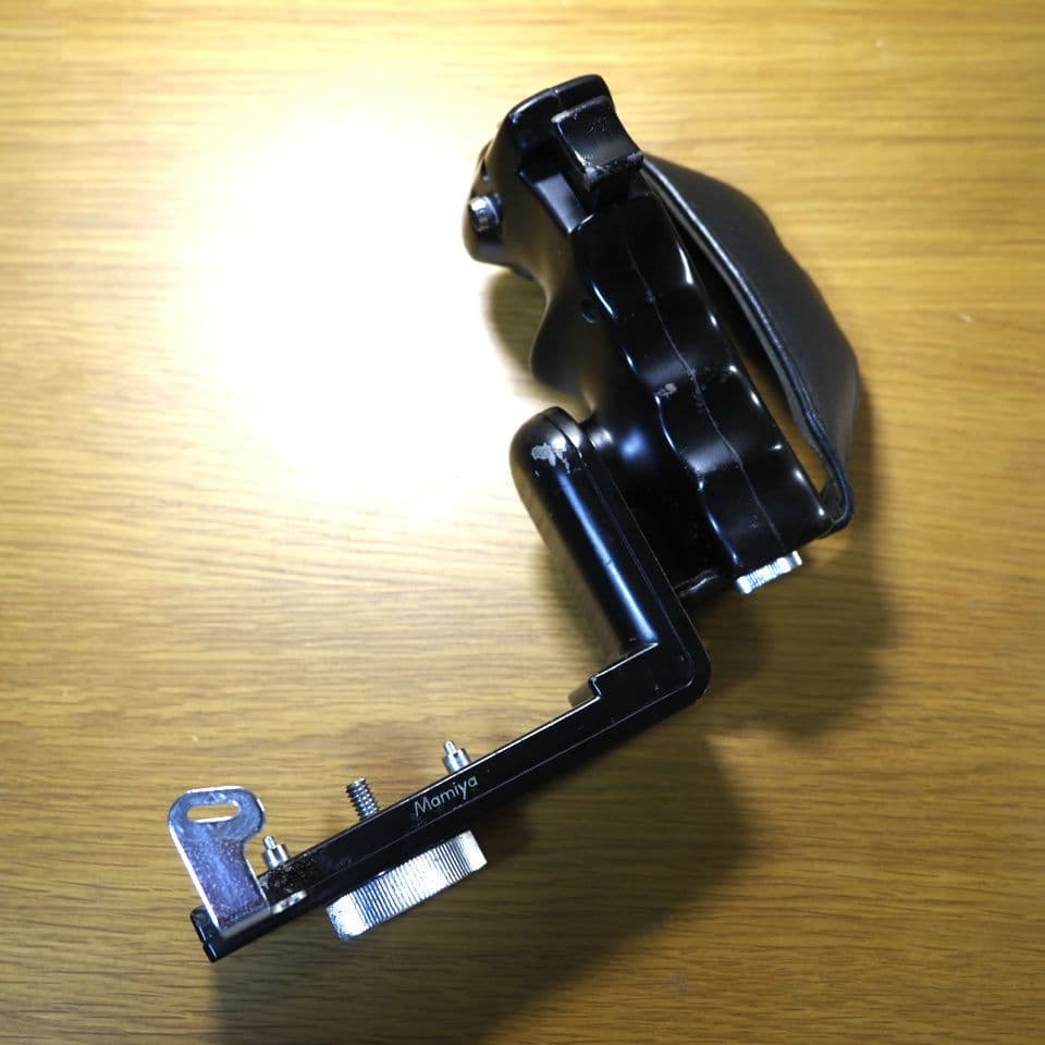 Mamiya 中判カメラ用グリップ 金属 レザー 角度調整可能 - メルカリ