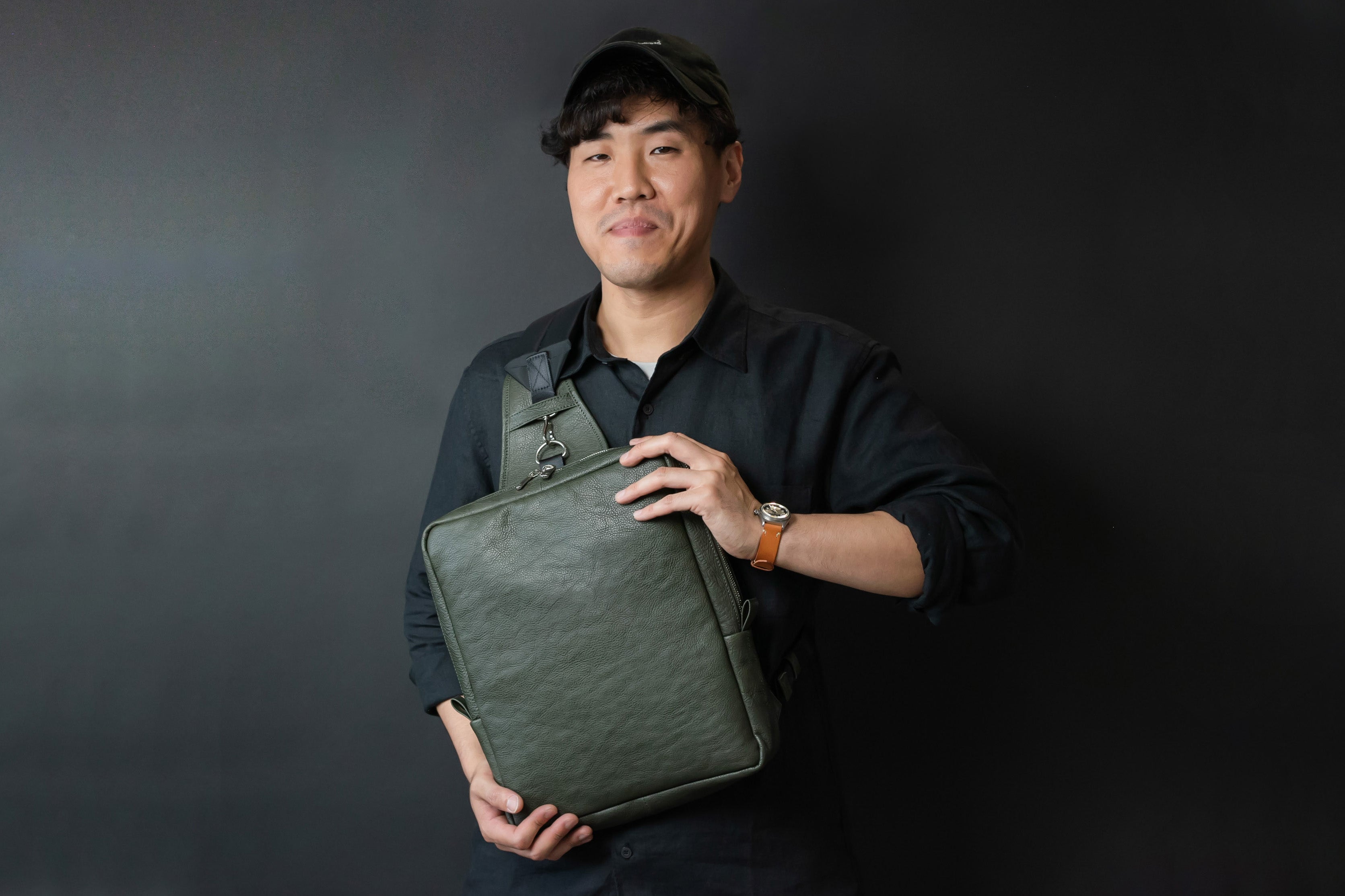 バッグ職人が本気で作る大容量な「大人ボディバッグ」 カスタマイズも